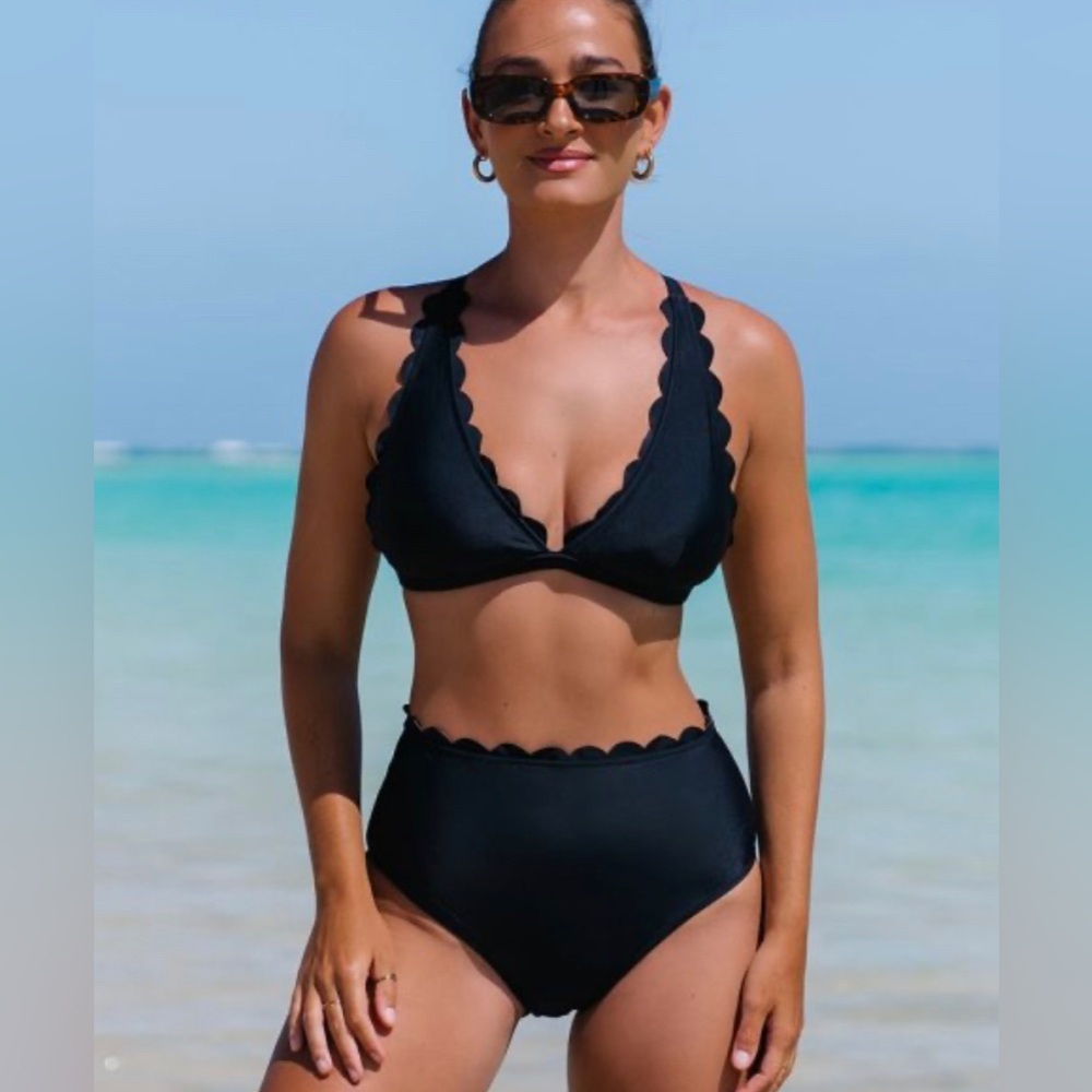 Black bikini